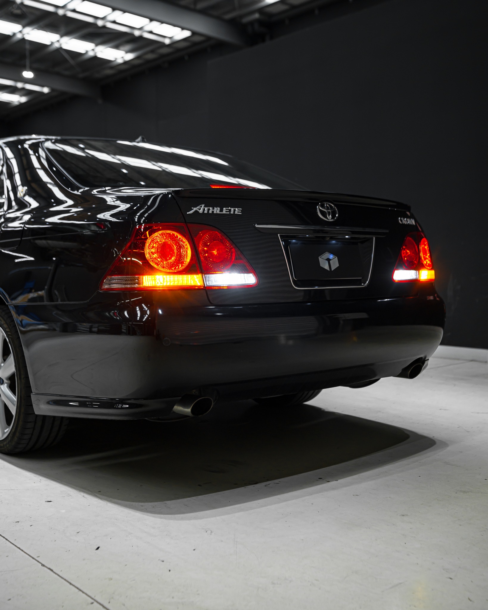 21 CROWN series Light smoke/black chrome image Jewel LED tail lamp