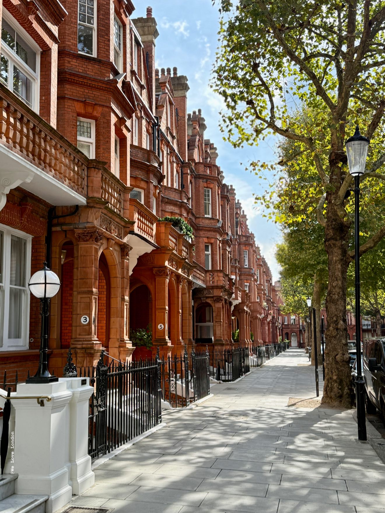 📍Sloane Gardens, London 🇬🇧 Sloane Square is a prominent hard