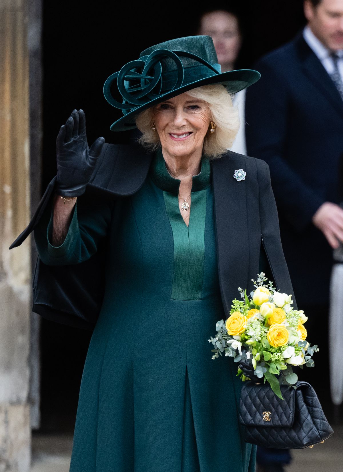 queen camilla wore a reworn green dress at westminster abbey attended the National Harvest Festival church service on October 16 with leading food distribution charities. The Queen forest Anna Valentine which she accessorised Color Name:BLACK-BRONZE