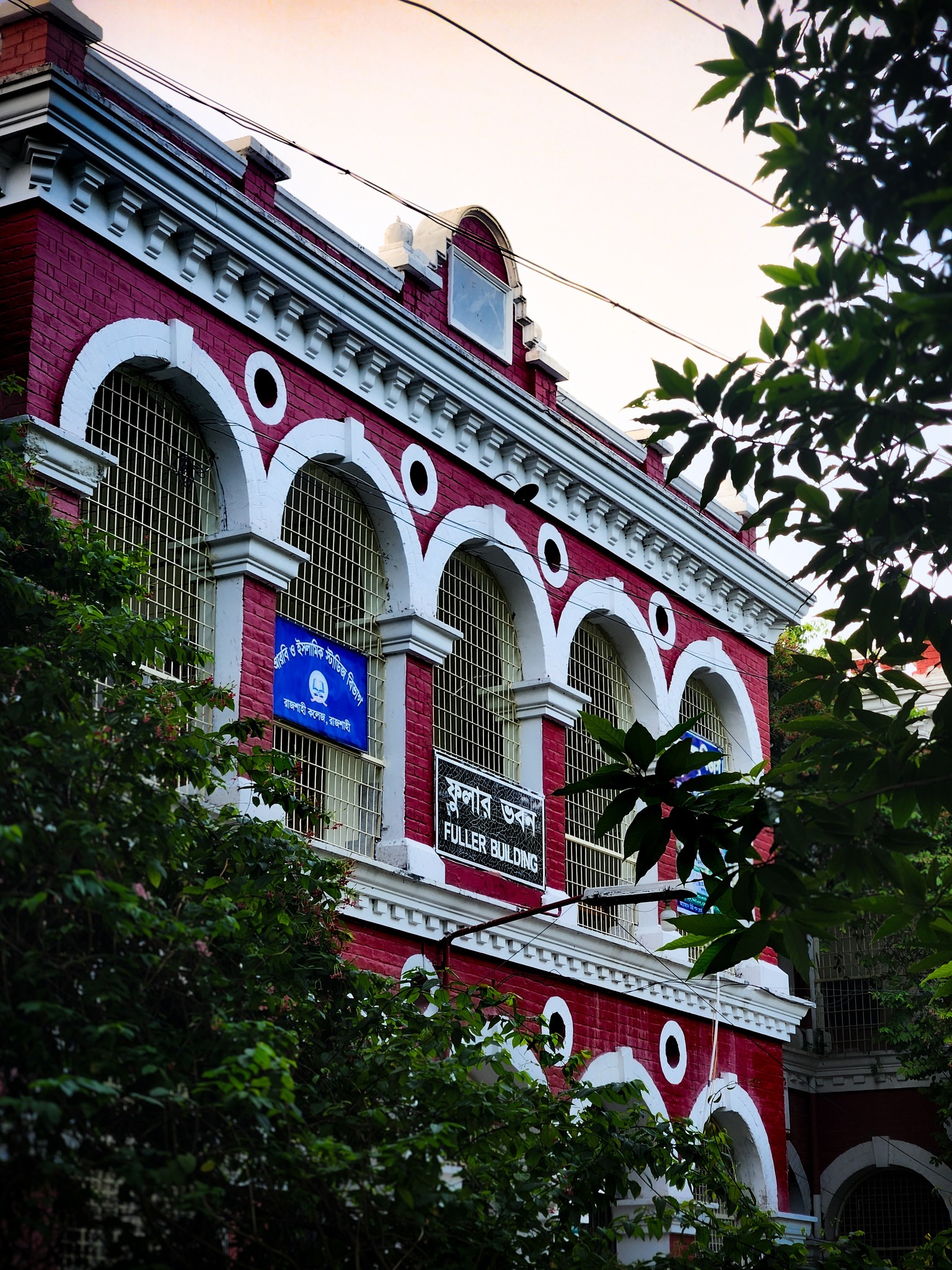 ক্যাম্পাসের নীরব প্রাঙ্গণে দাঁড়িয়ে মনে হলো, সময় এখানে ধীরে চলে ...