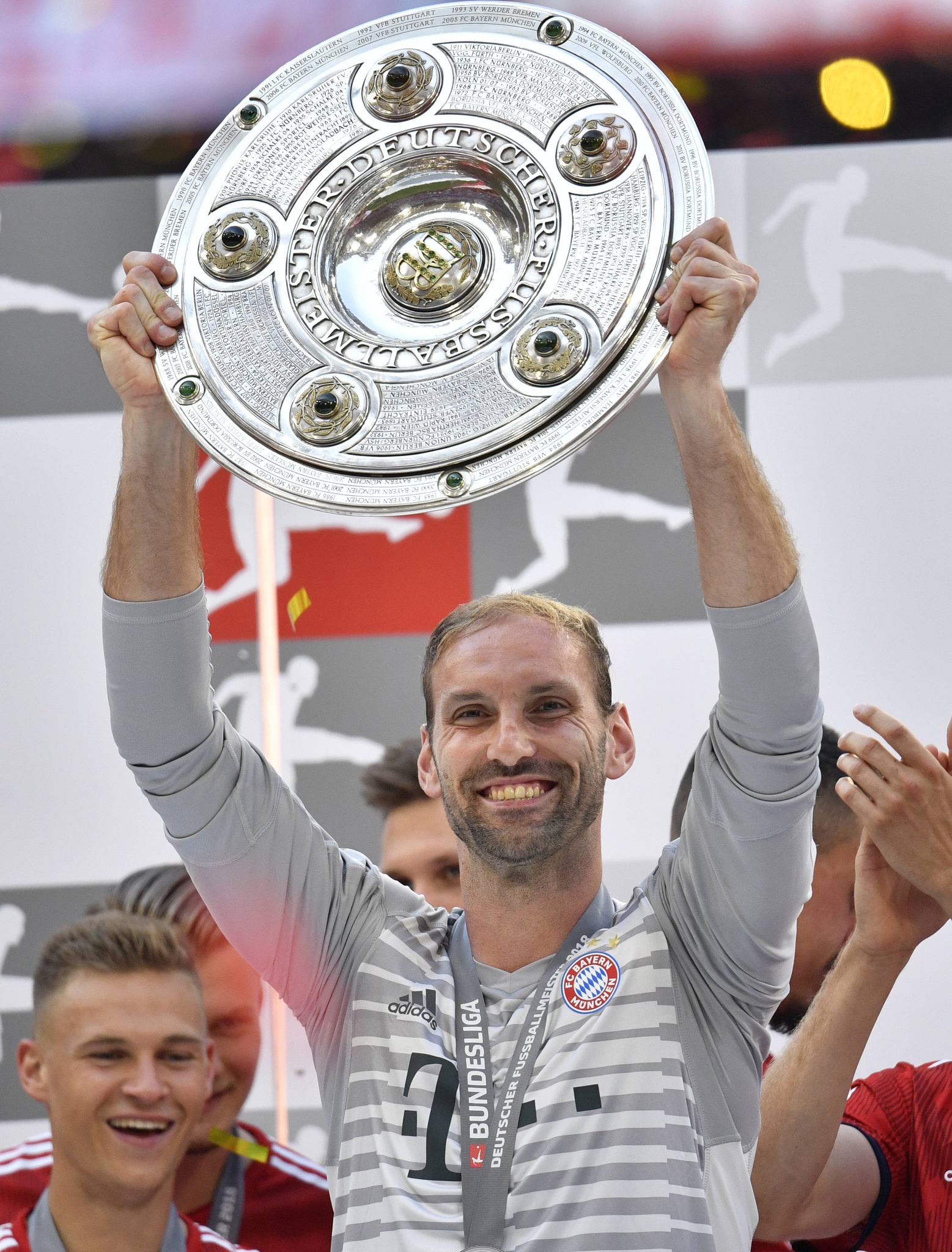 Happy Birthday, Tom #Starke! 🎈 Unser... - FC Bayern München
