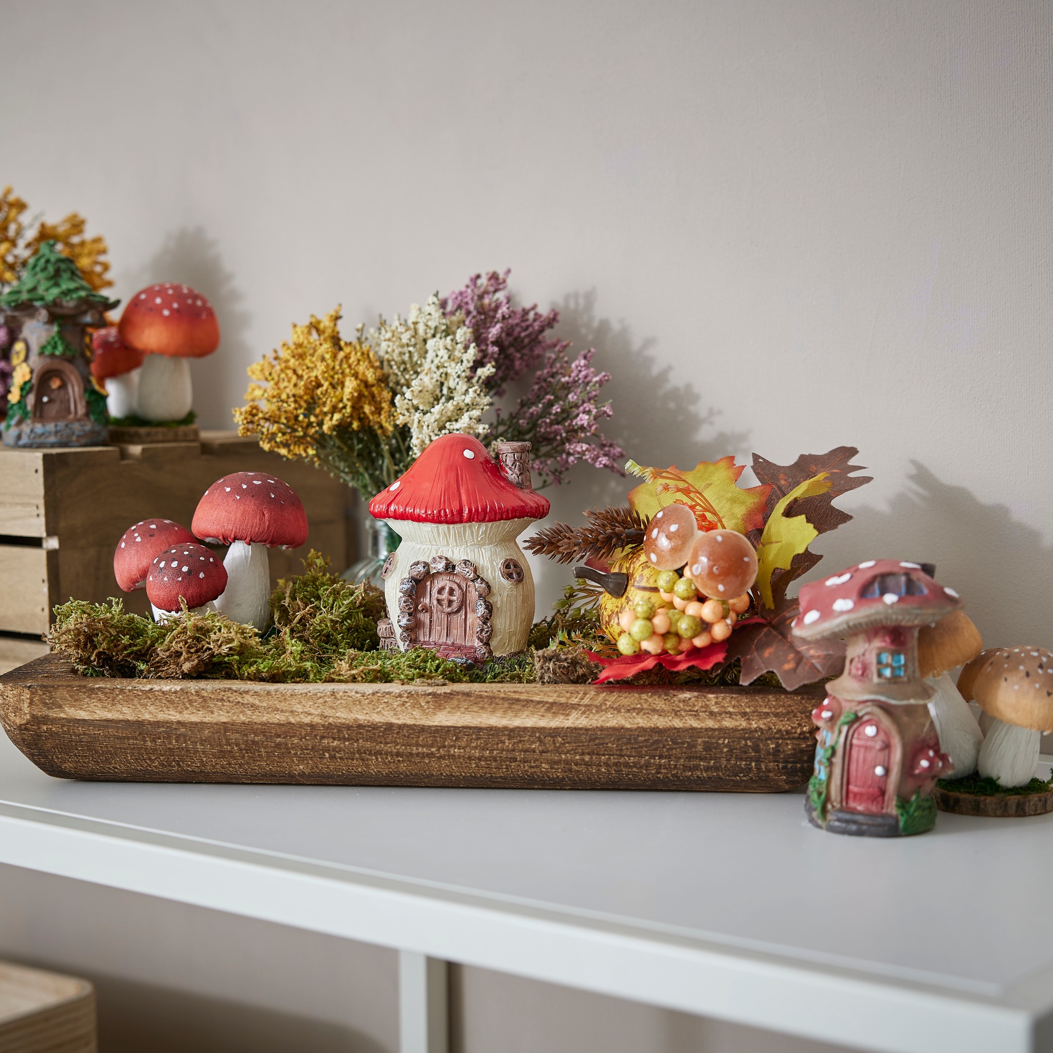 In einem Dekotablett lässt sich eine kleine Welt verwirklichen. Lasse deiner Kreativität freien Lauf und baue dir ein niedliches Pilz-Dorf 🍄 https://bit.ly/Herbst-Dekoration