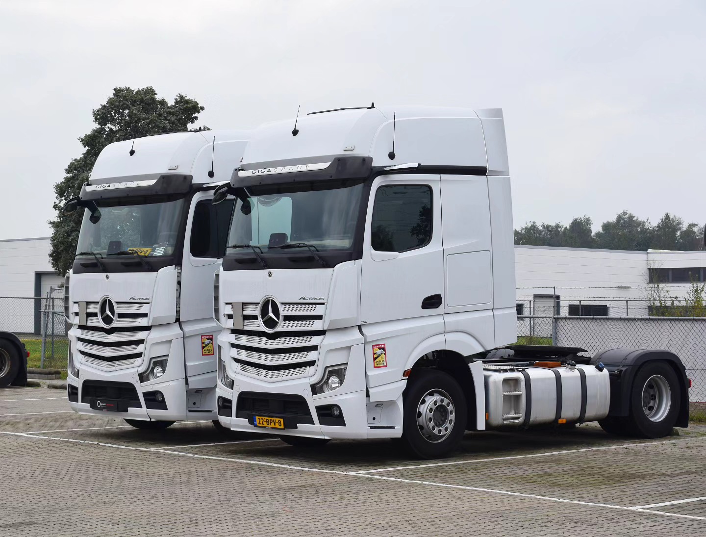 MB Actros MP2 1841 in Kobe, Japan