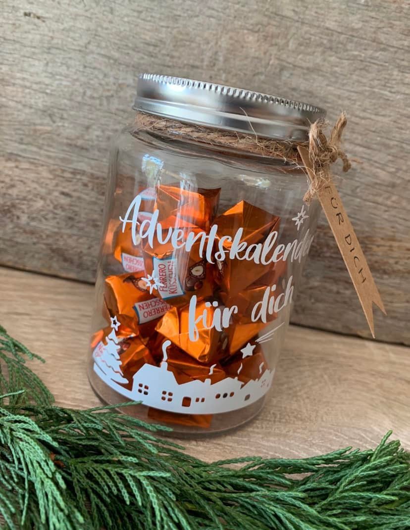Schaut mal ☺️ diese Gläser habe ich letztes Jahr gestaltet. Dieser Adventskalender im Glas ist mal was ganz anderes. Man kann die Gläser selbst befüllen mit den Dingen die du gerne verschenken