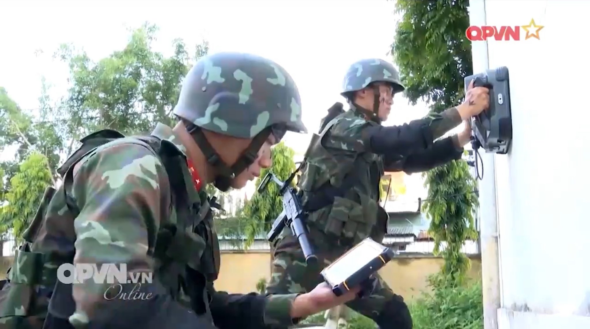 VietDefense - The M18 carbine was spotted with PAVN troops in Hanoi ...