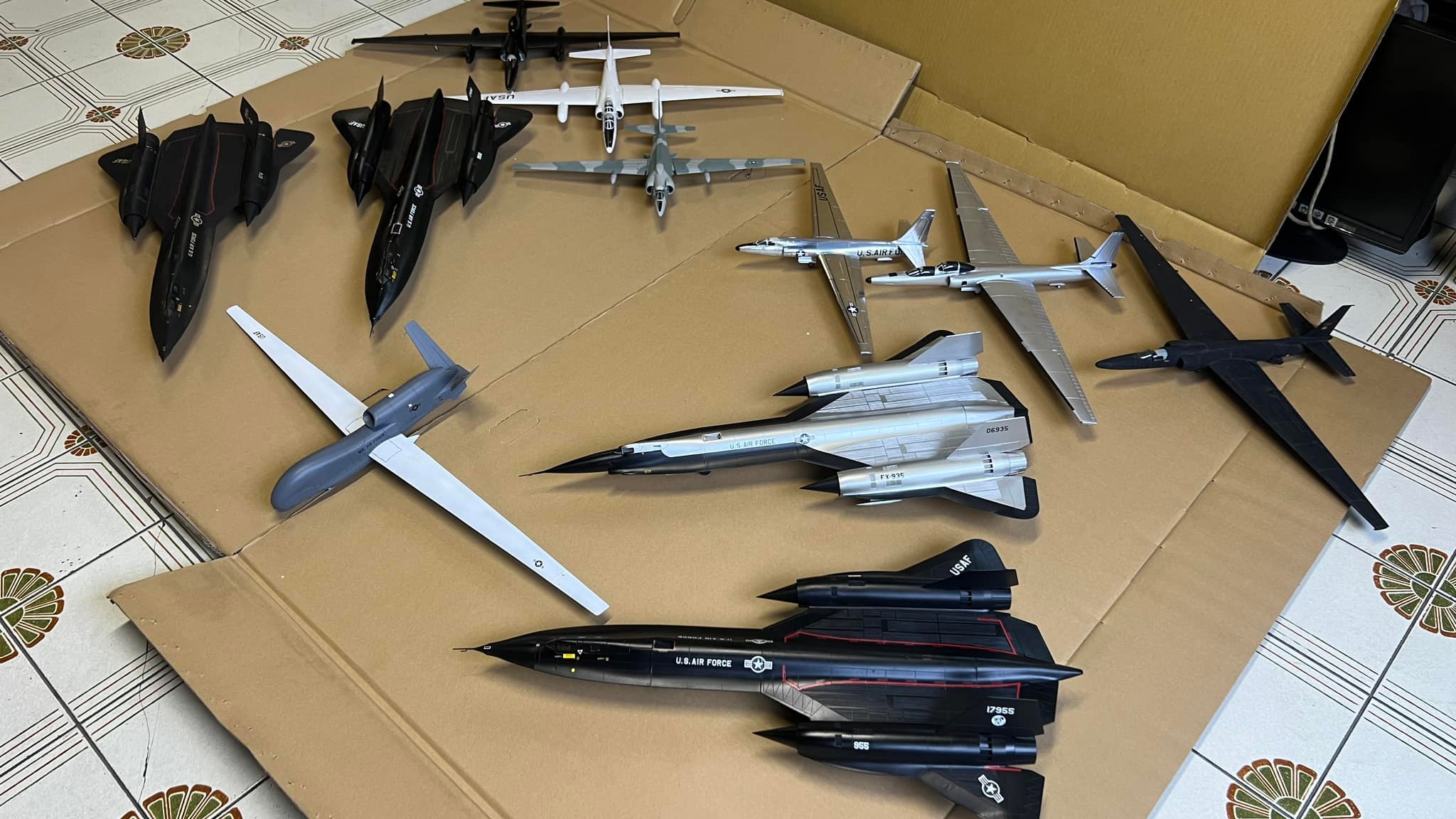 1/48 scale spy plane models including SR-71 and U-2