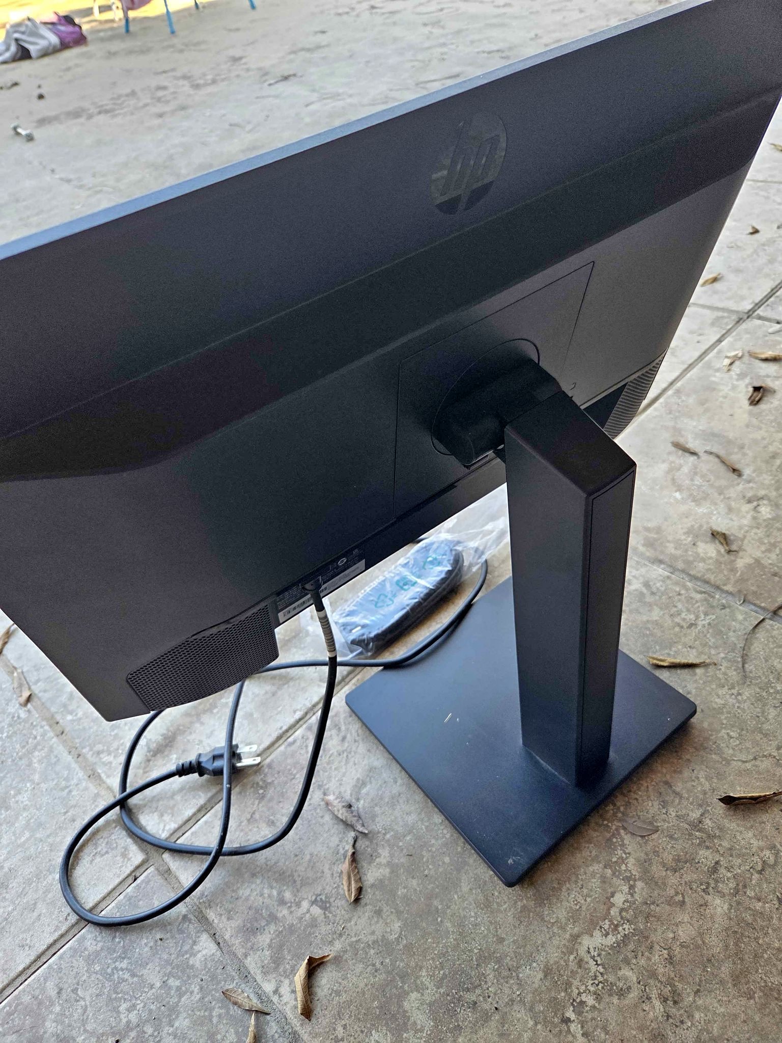 HP desk 24 inch monitor with HDMI, and dock cord plug in - Monitors ...