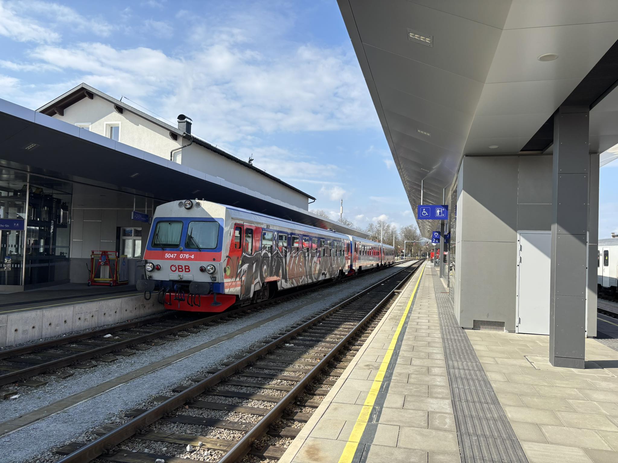 Graffiti on 5047 train at Braunau am Inn