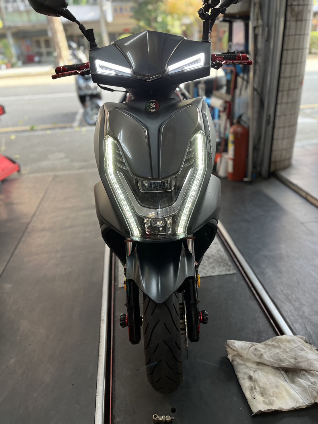 樺鴻機車行 - #FNX125 預約來店進行21400公里大保養&煞車升級 ⭕德國福士節流閥清潔維護...