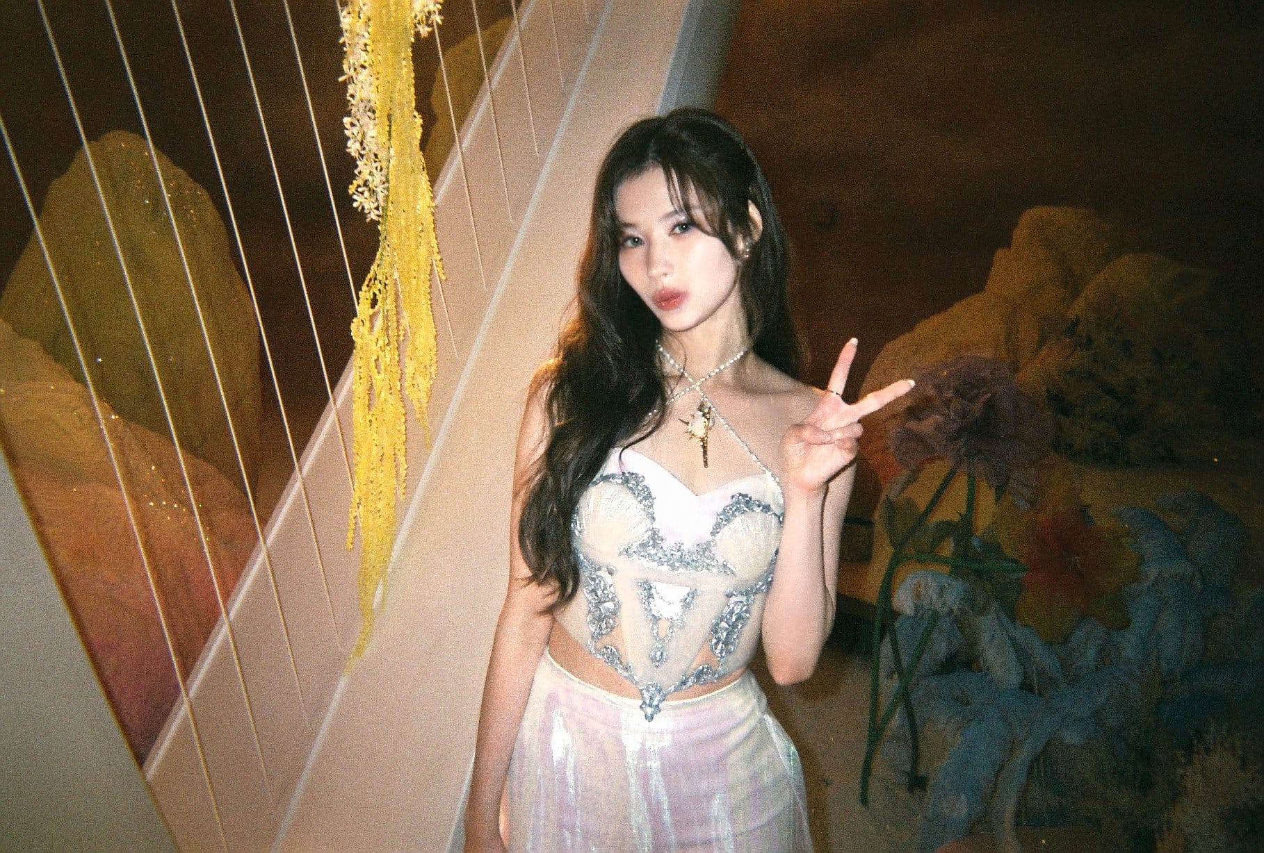 DIVE』 ? behind the scene shot 浮かんだ気分のTWICE? #TWICE #SANA 