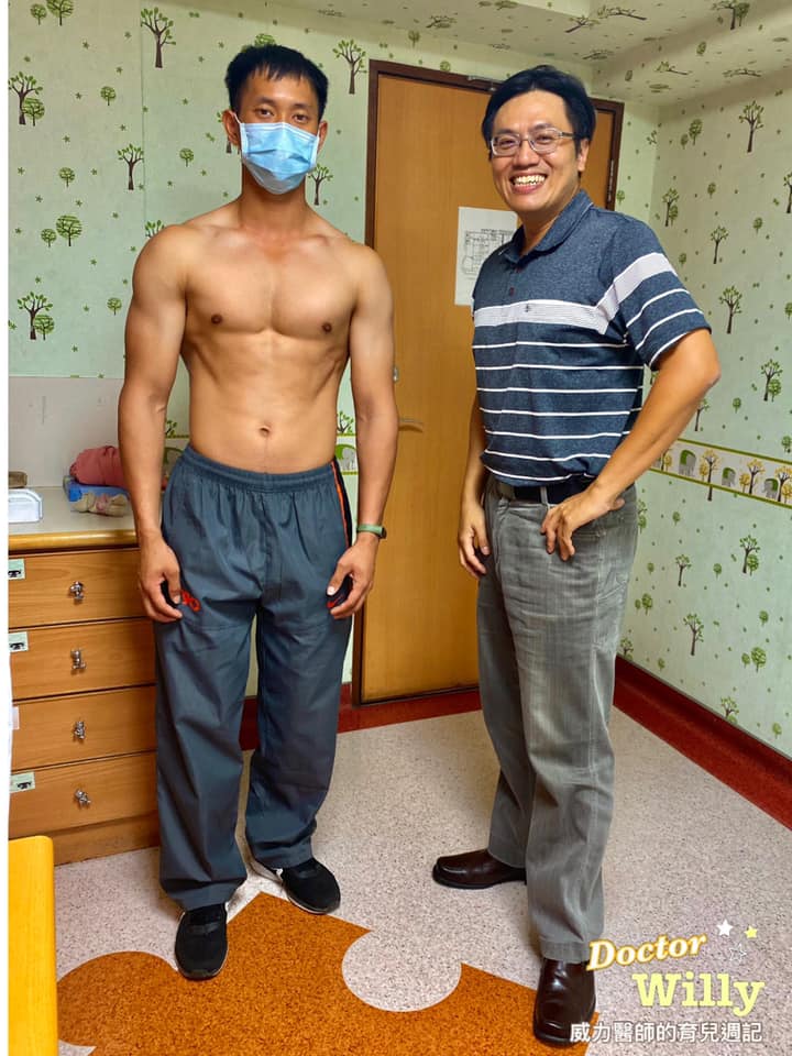 威力醫師的育兒週記-王韋力 - #肌肉痠痛的新手爸爸 #媽媽們的假日福利 大家還記得今年八月威力醫師有寫過... | Facebook