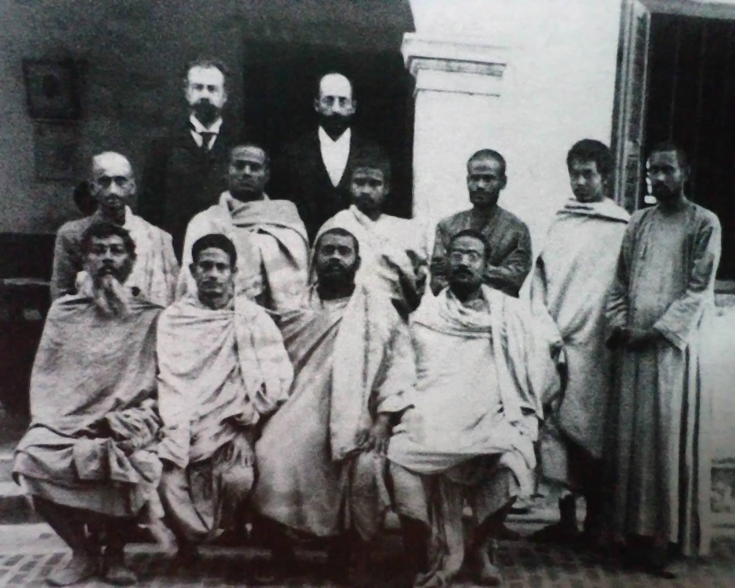 Ramakrishna - A rare photo of Sri Ramakrishna's disciples with Swamiji ...