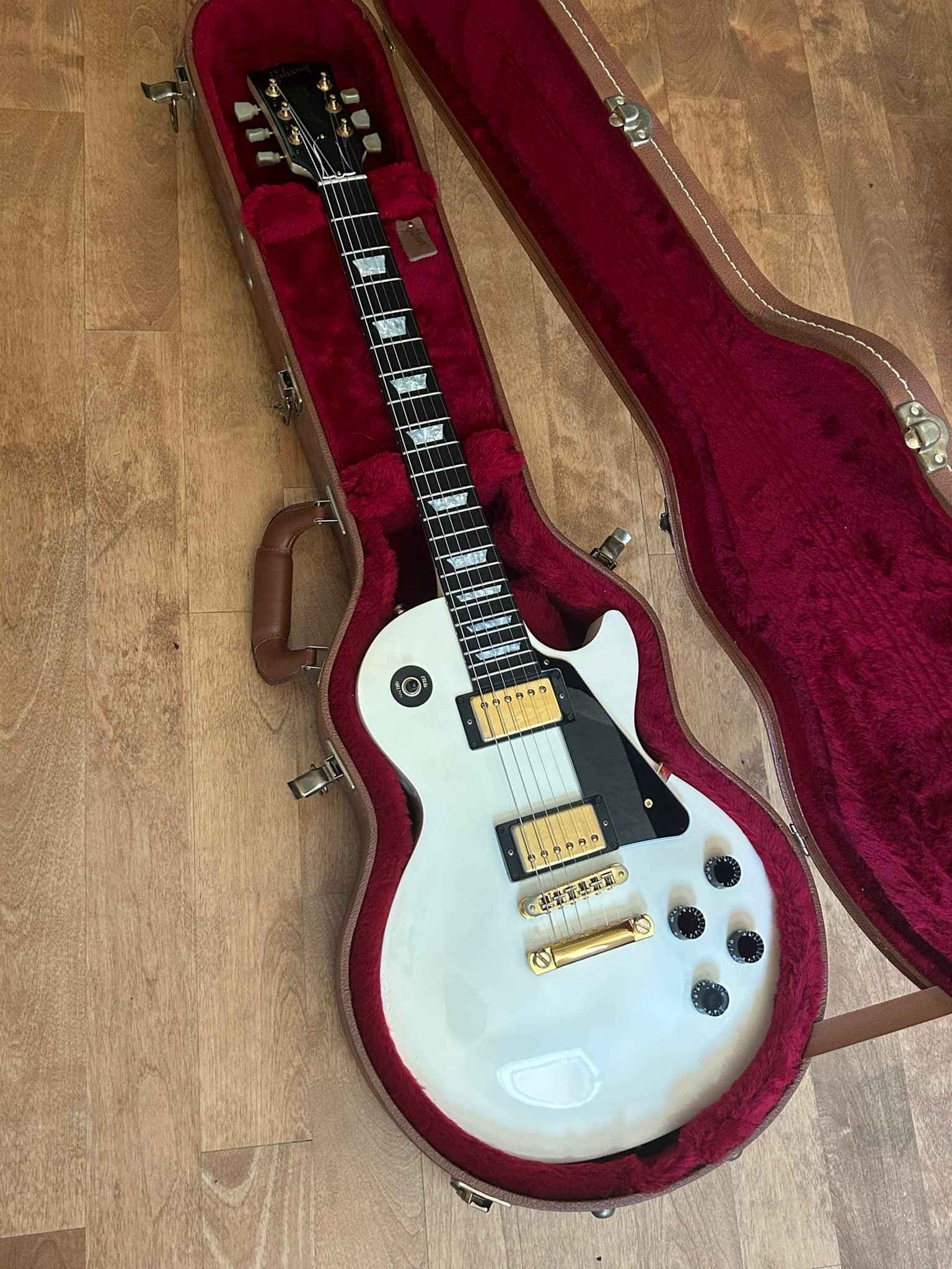 Alpine White Gibson Les Paul Studio with Ebony Fretboard