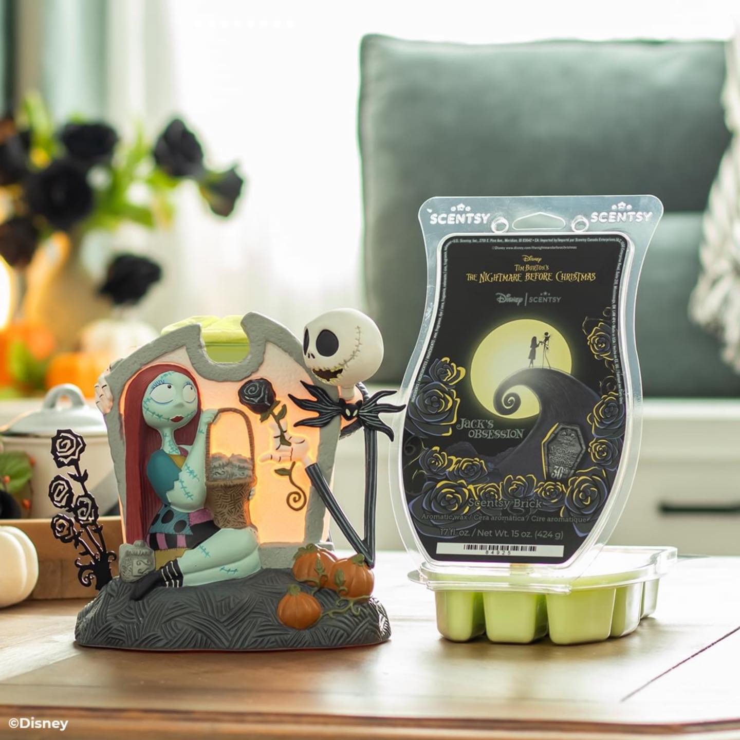 🎃 A wickedly eerie glow is cast with Disney Tim Burton's The