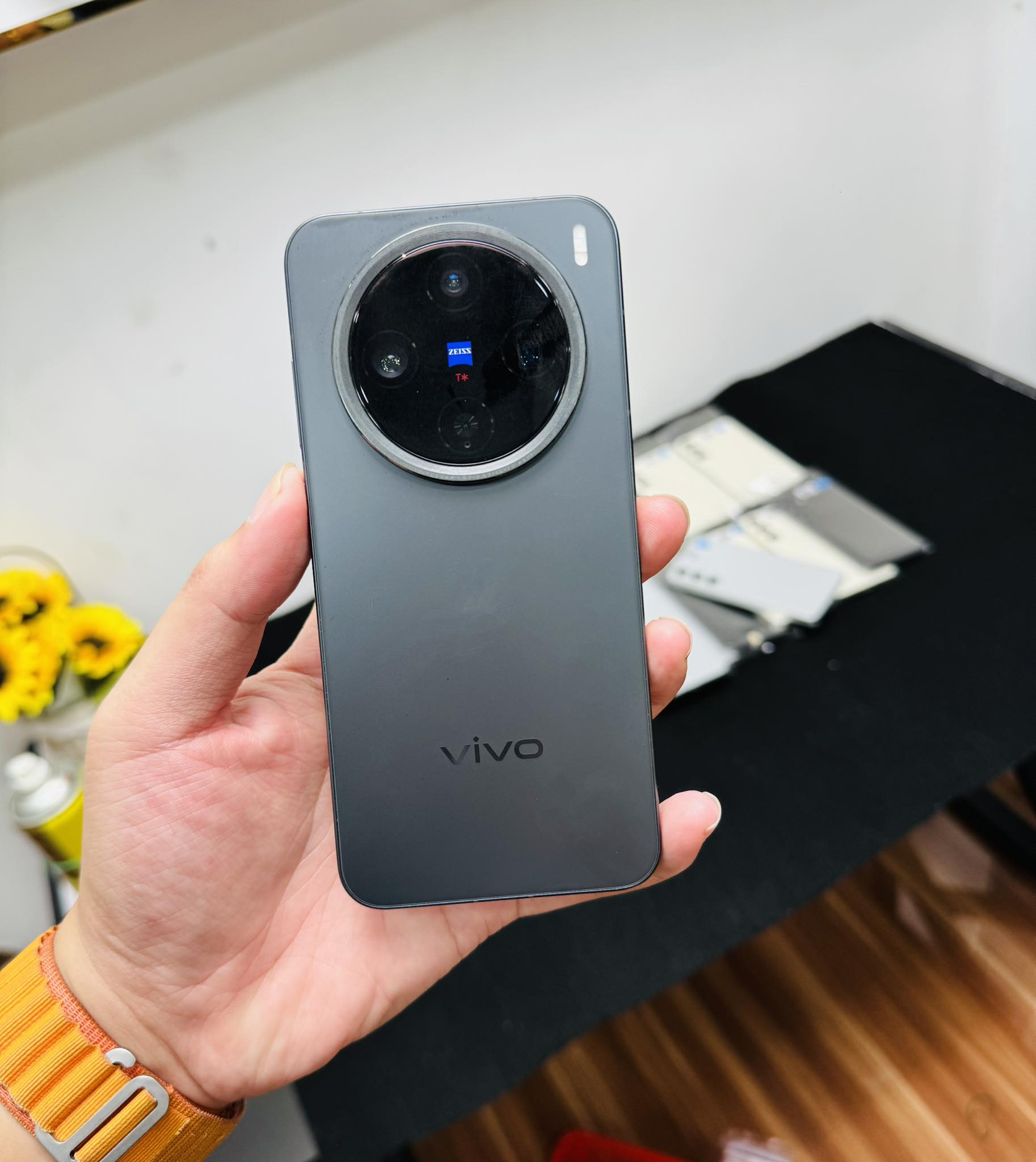 Vivo X200 Pro Mini ?? Available Now ( RAM 16/512G )