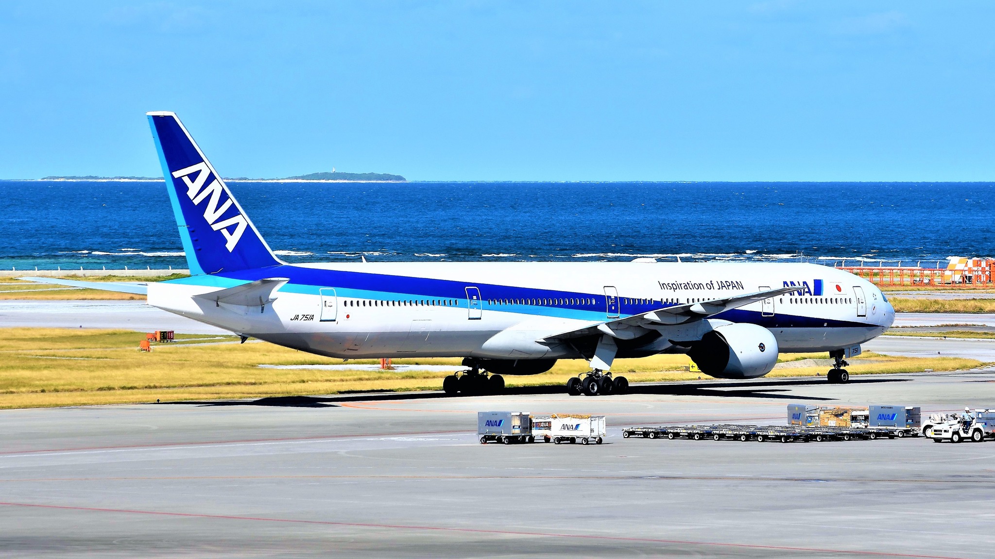 JA751A（登録記号）ANA・全日空 Boeing 777-300蔵出画像。沖縄那覇空港。