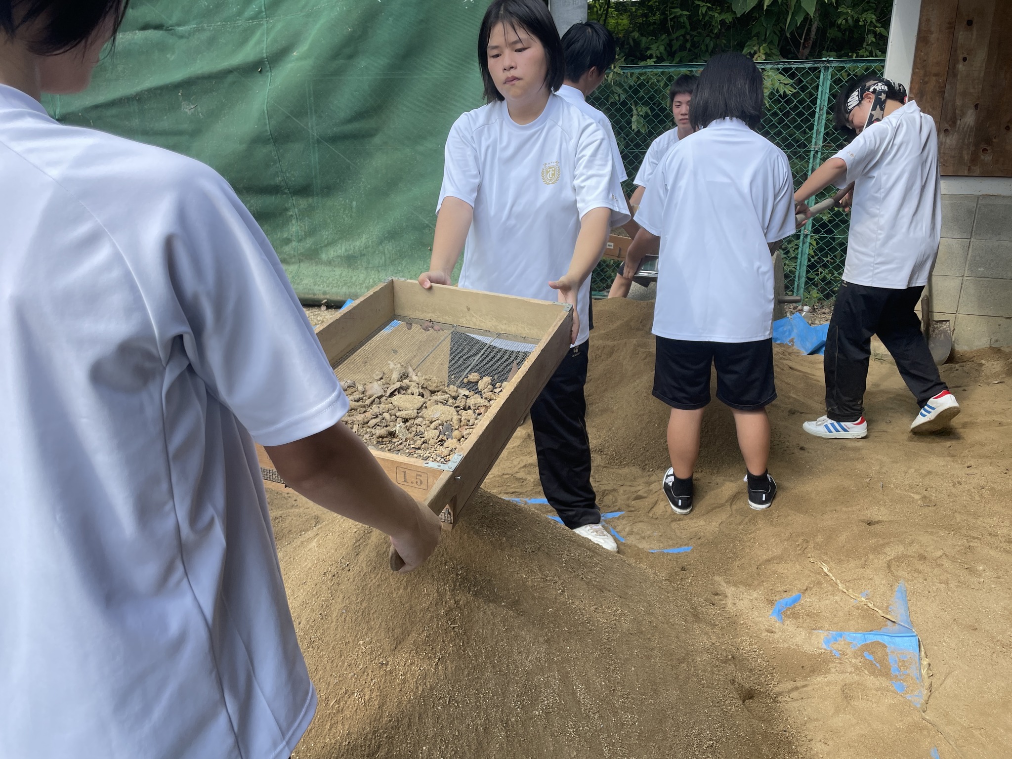県立玉島商業高等学校 - 8/21安土直し（弓道部） 弓道場では何やら大人数で土を掘り返す作業が・・・... | Facebook