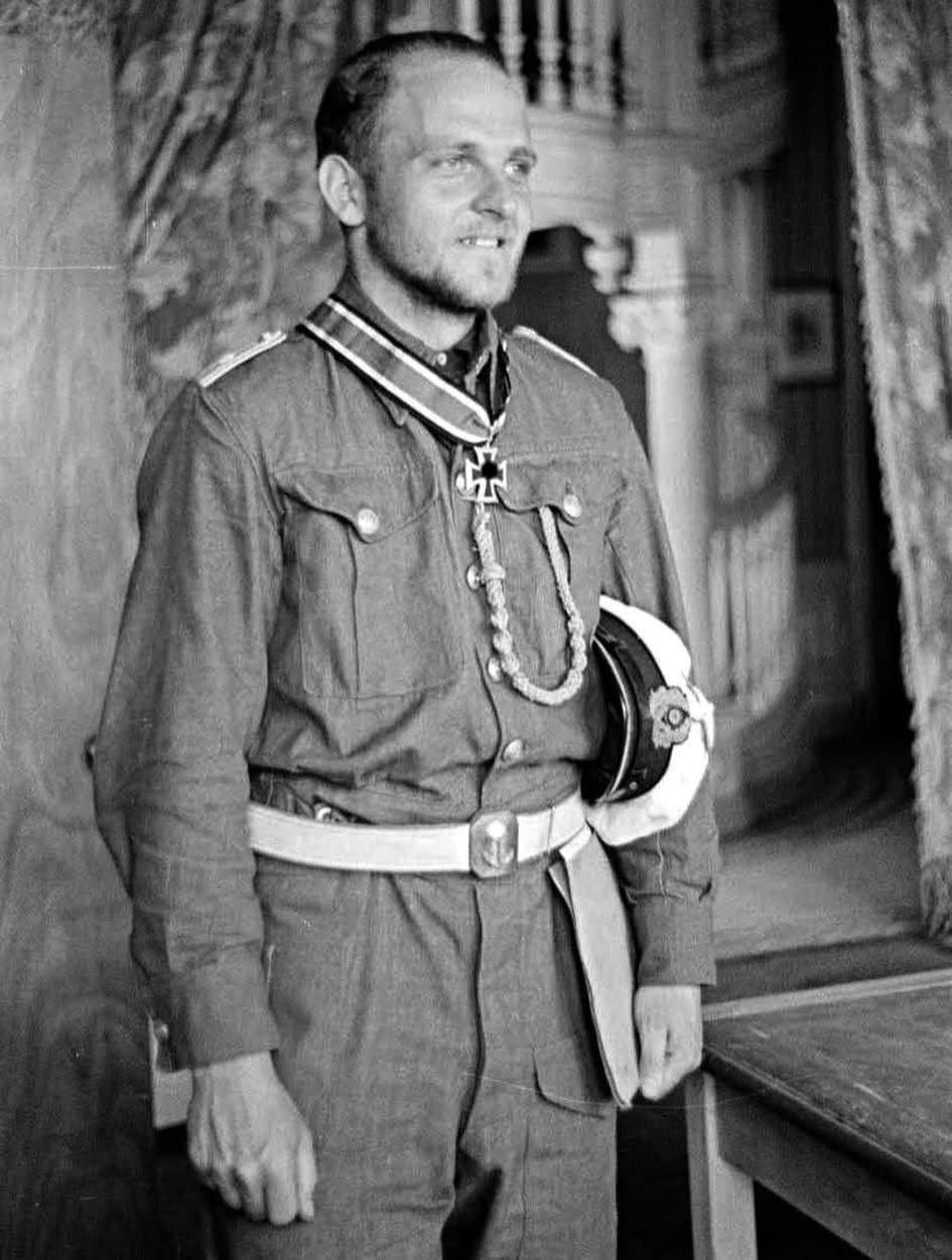 Chroniques - Erich Topp, le commandant du U-552 Sur la photo, on ...