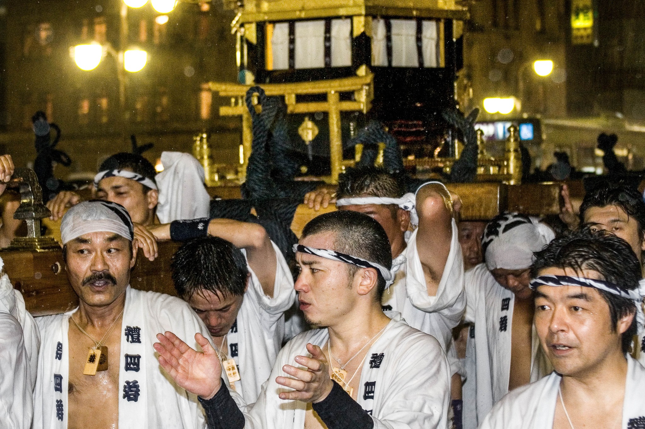 Carrying the Mikoshi back to Yasaka-jinja, Kyoto (Gion Matsuri 2006)