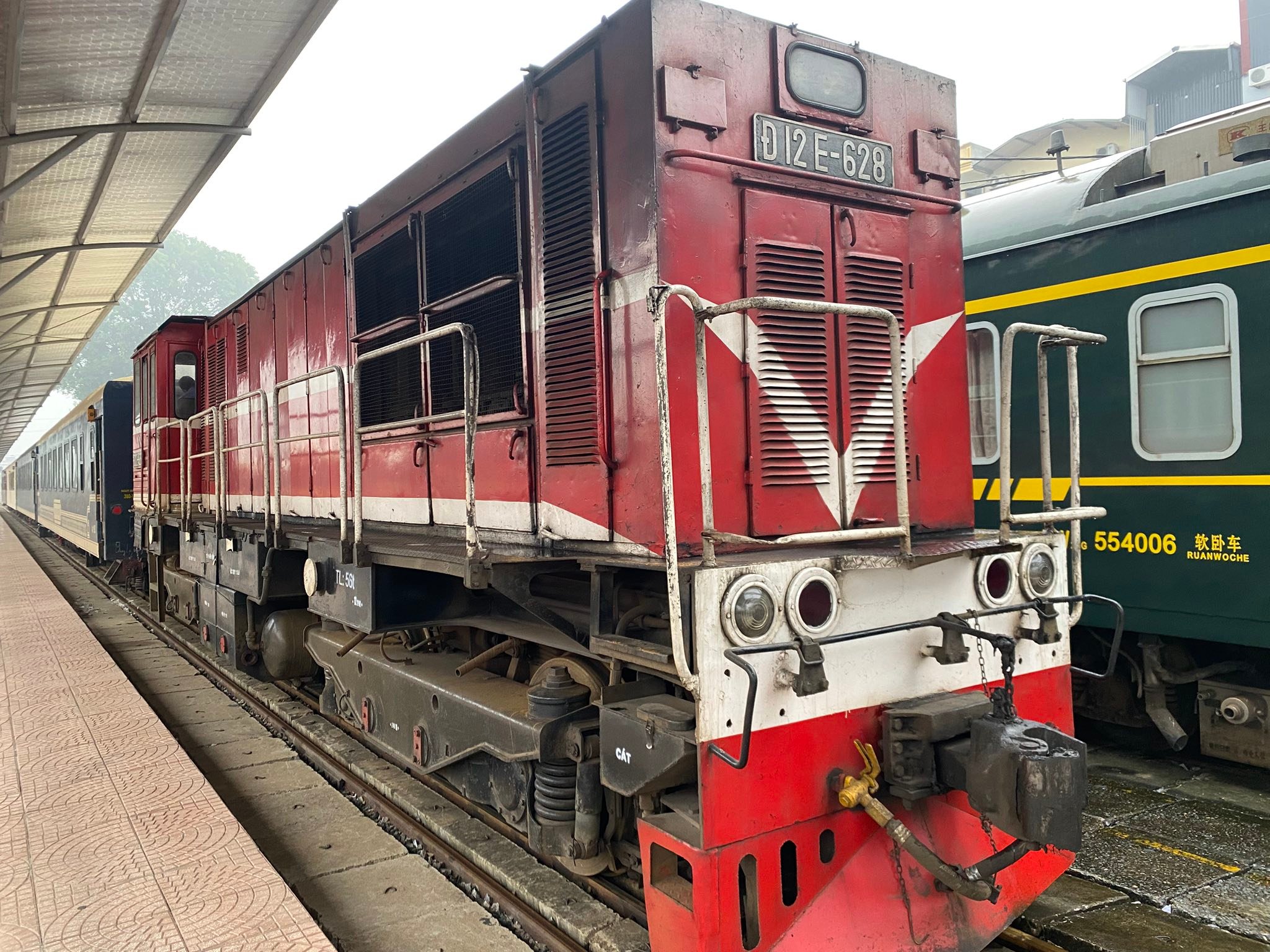 D12E 628 và dàn toa xe thử tải tại ga Gia Lâm gồm: | Facebook
