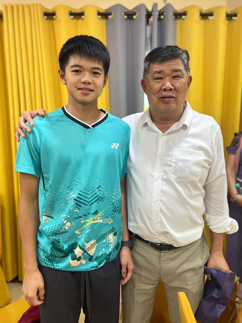马铃薯叔叔日志 - 他比我还高！ Datuk Misbun真是疯狂。Jack 是大马羽毛球俱乐部Nusa Mahsuri的学生。他每天清晨5点 ...