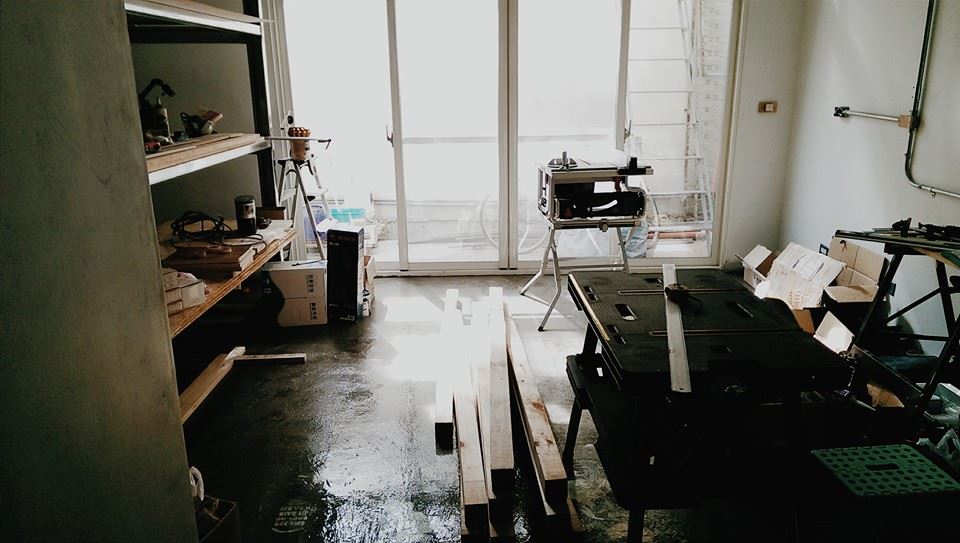 一直都在很克難的工地環境用可搬來搬去的小鋸台趕工各種DIY木作作品，真的做的很辛... - I Do Studio 我做工寓 | Facebook