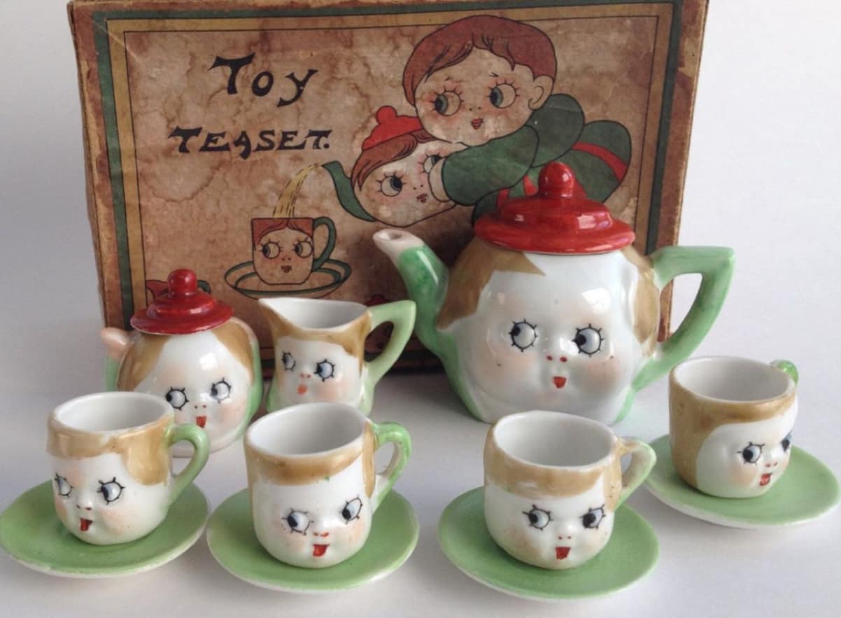 1920s AKRO AGATE CHILD'S TEA SET is a CUTIE! 💚