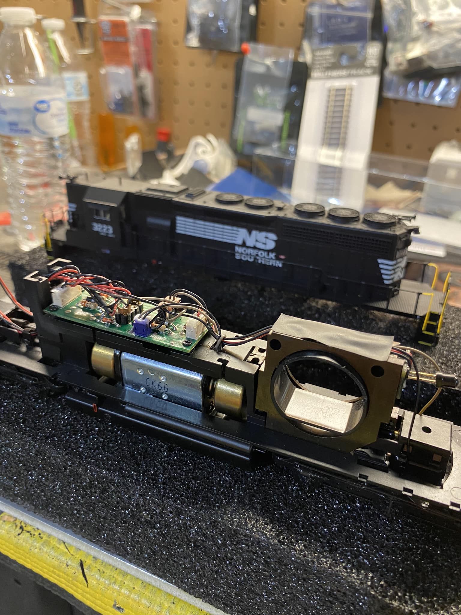 SIX MODEL RAILROAD SUPER BRIGHT LED LOCO HEADLIGHTS WITH THIS SIMPLE