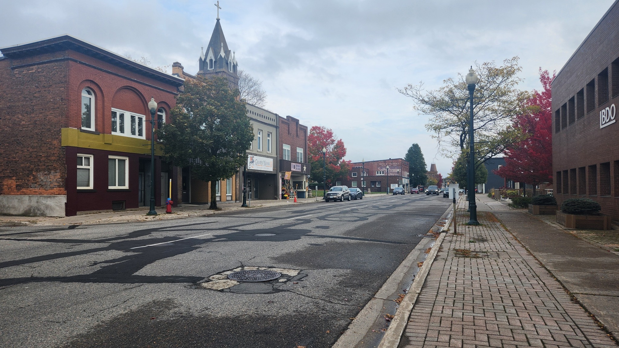 Seldom - Beautiful fall day on queen st. 🧐... somethings different ...
