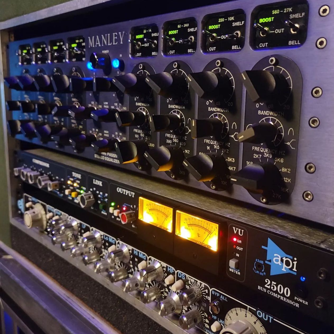 😍 Amazing studio rack ready for... - Audio Mixing Mastering