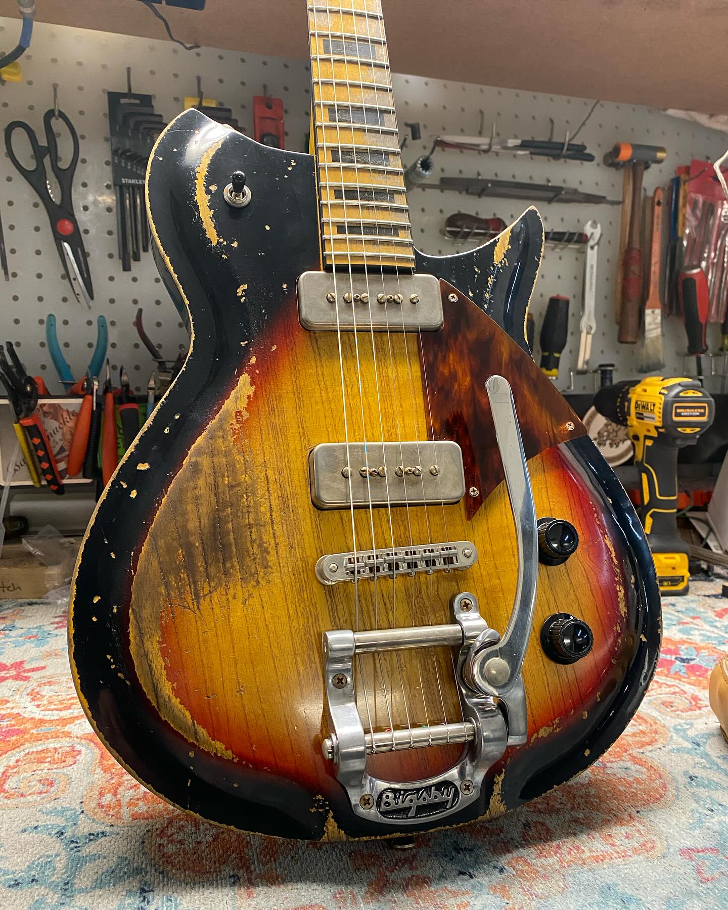 Fano Guitars alt de facto rb6 in 3 tone sunburst