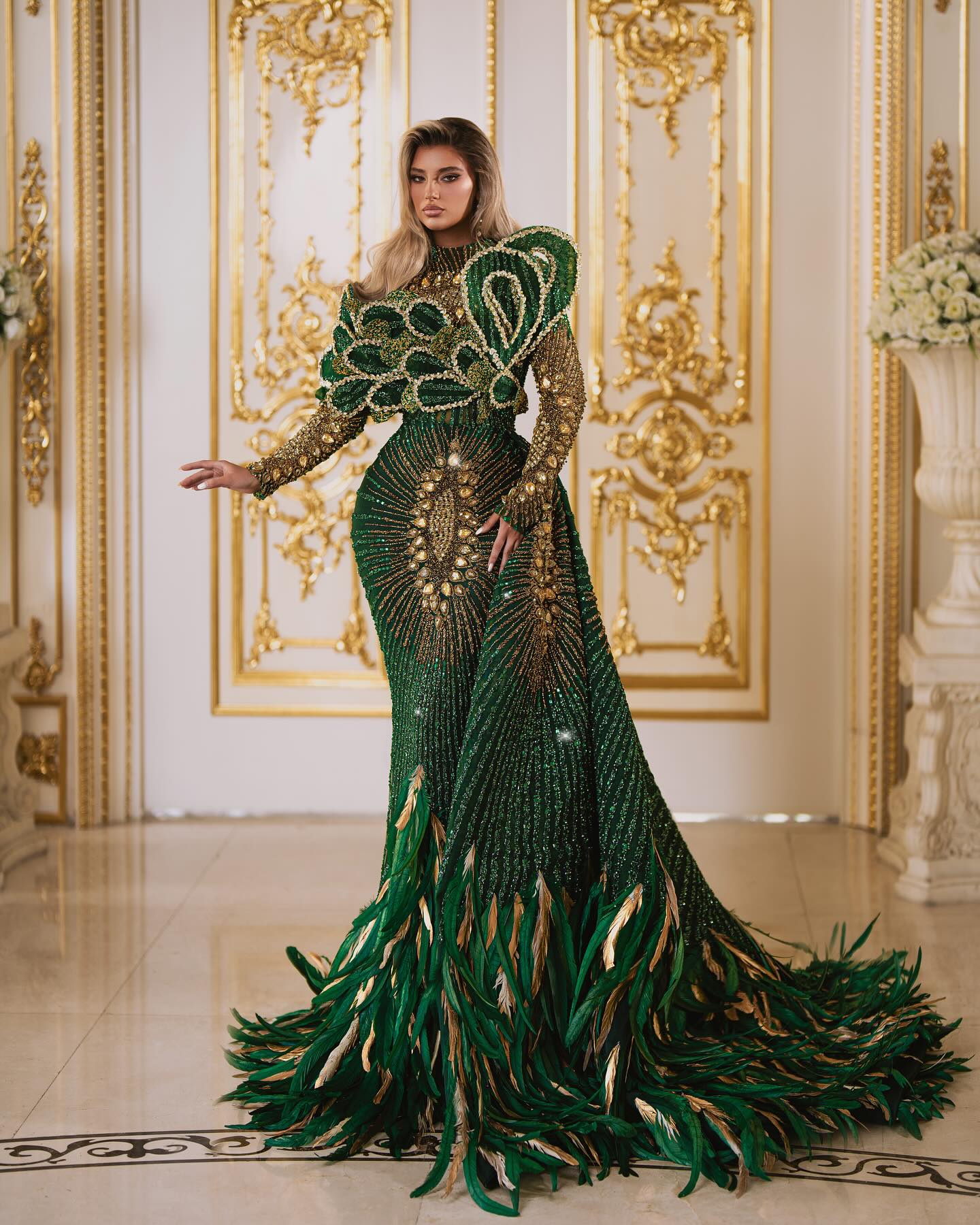 Naar Moda.. Gorgeous gold belt on green dress #naarmoda