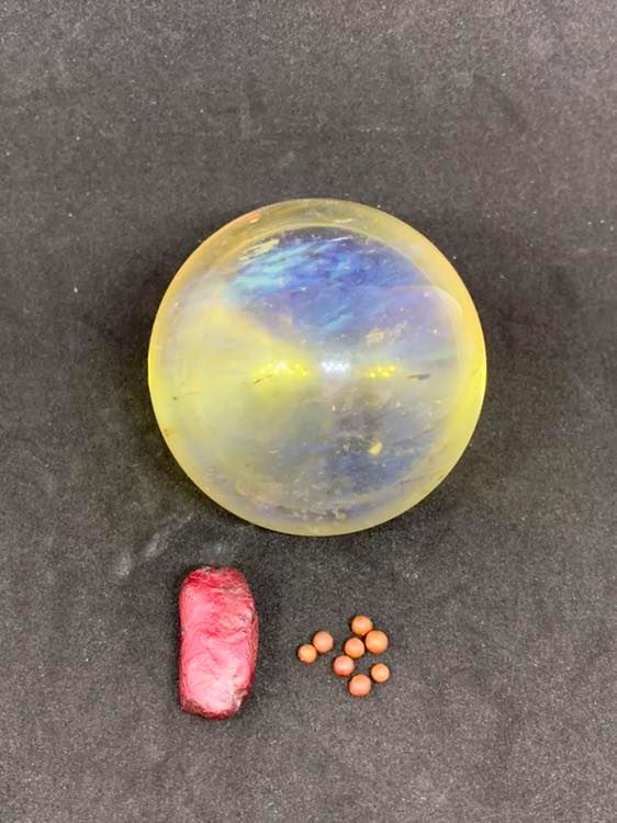 力泥聖物 Leklai - 一set黃水龍珠，大約6cm直徑 紅色力泥子彈，和七色力泥珠子