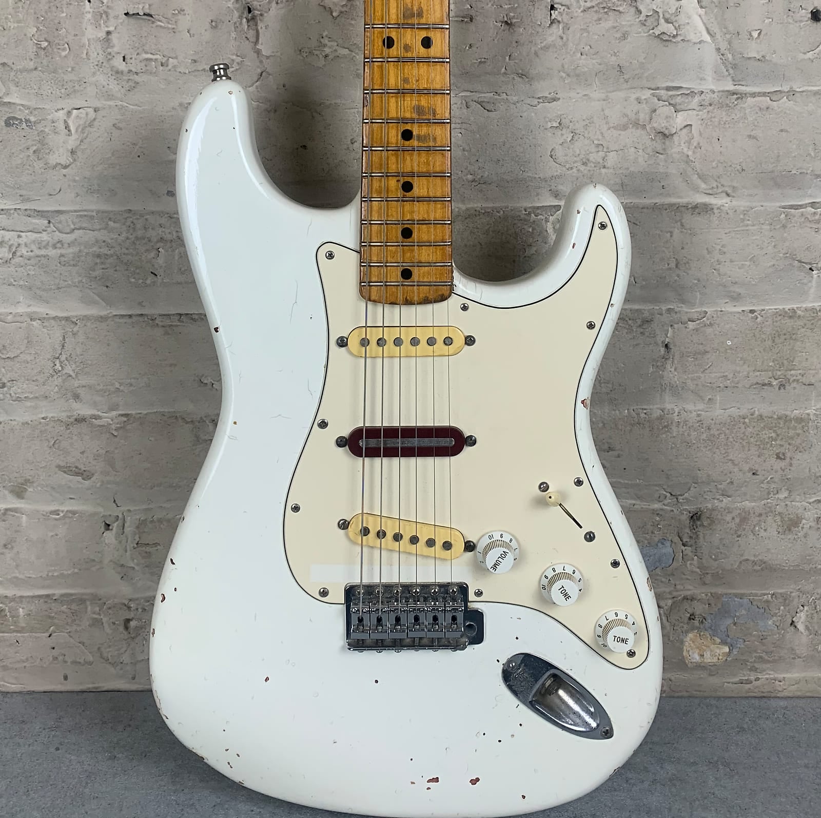 ギター Modified white Stratocaster with EMG-81 Rescued 1978 Fullerton Fender Stratocaster with EMG 81 and SA pickups