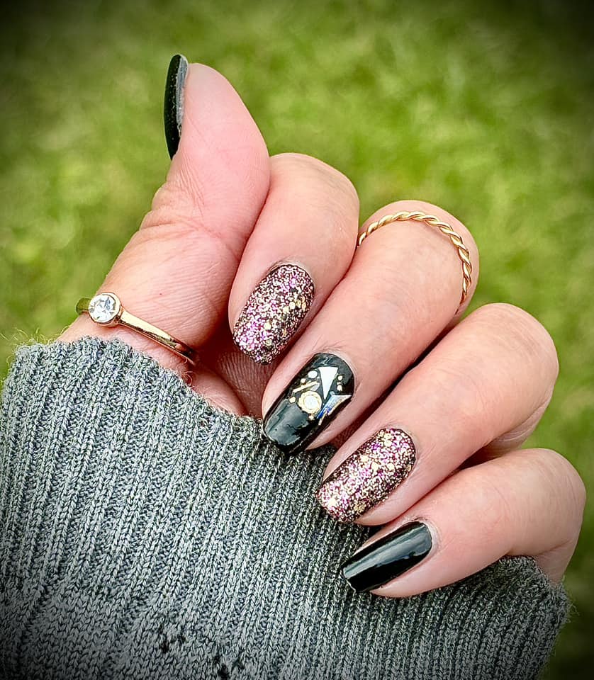 The classic Midnight in Manhattan paired with Color Street's 'little black dress' is elegance at its peak ✨ 🖤 Midnight in Manhattan - on all ✨ Tokyo Lights- pinky, index + CS Mani Charm