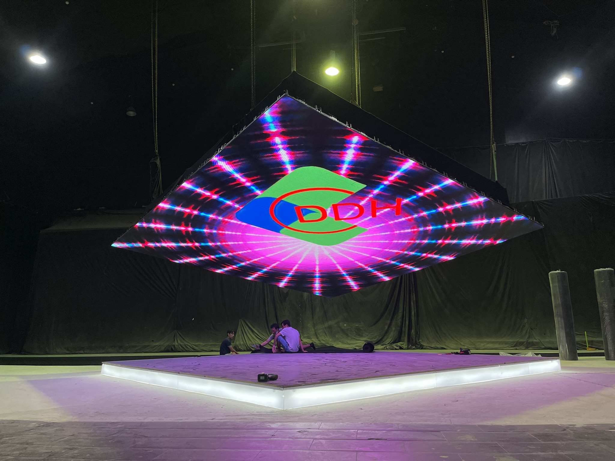 300m2 màn hình LED cùng hệ thống LED tách ray mượt mà! màn hình LED DDH ...