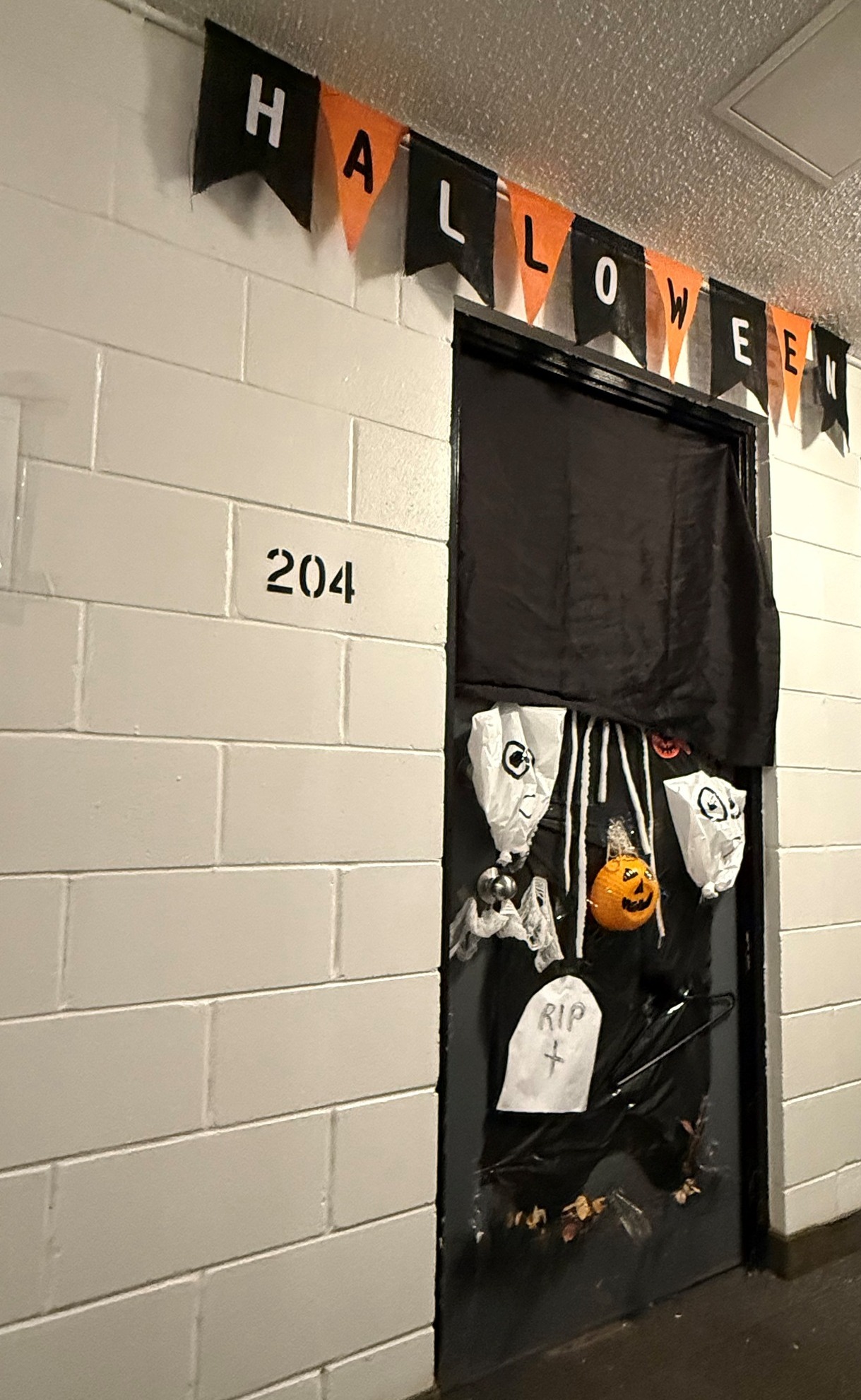 Halloween door decoration contest,... - Keewatin House Lodge | Facebook