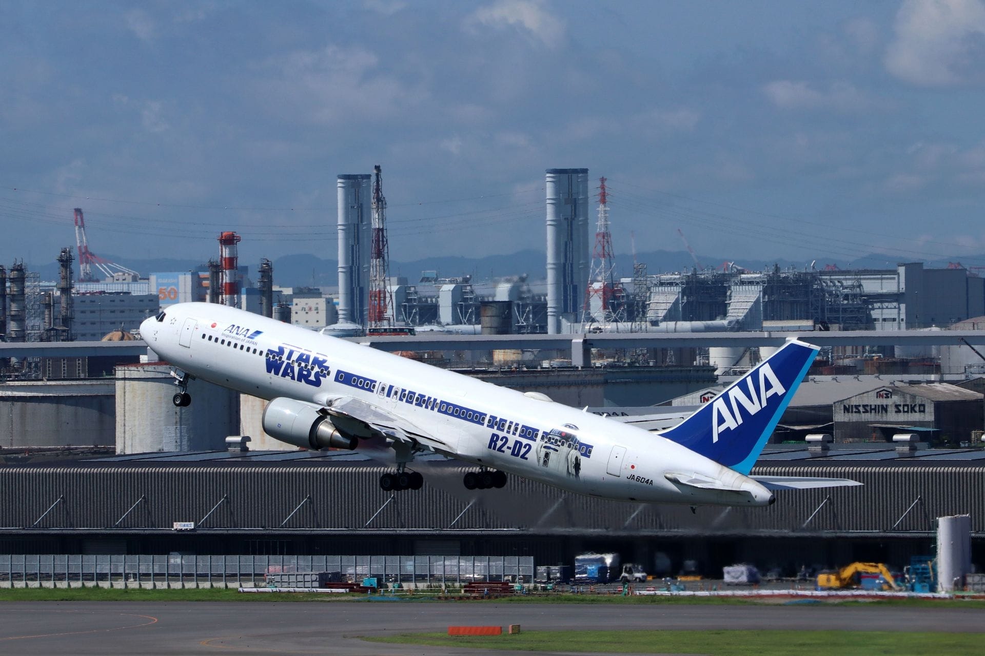 ANA B767-381 JA8357 in the Woody Woodpecker scheme at HND in 2005.
