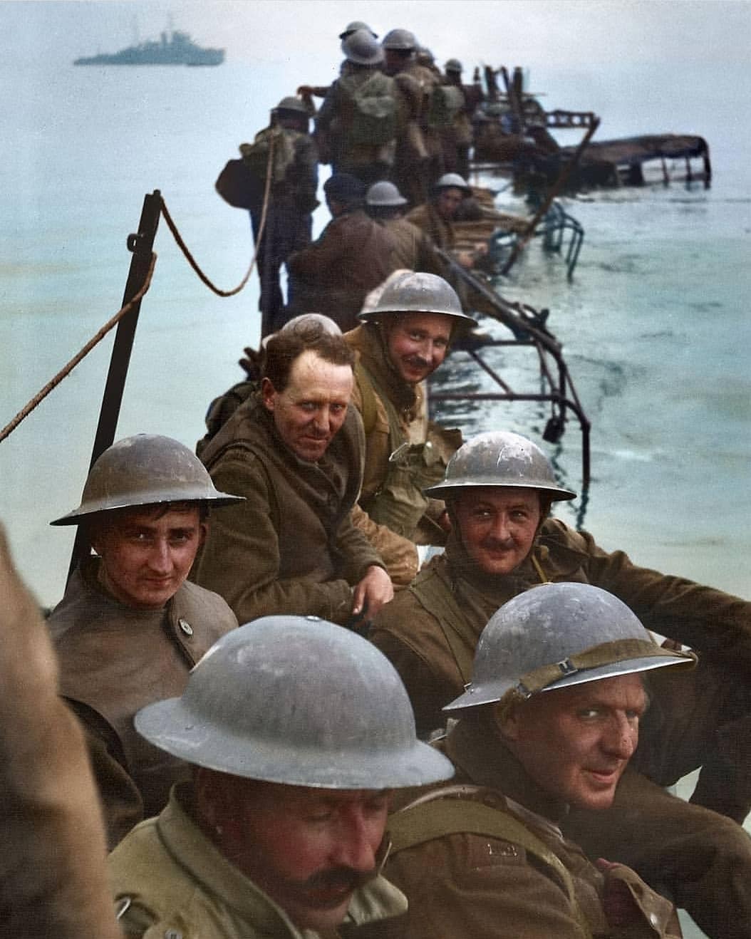 Vito - A group of British soldiers during the Dunkirk evacuation ...