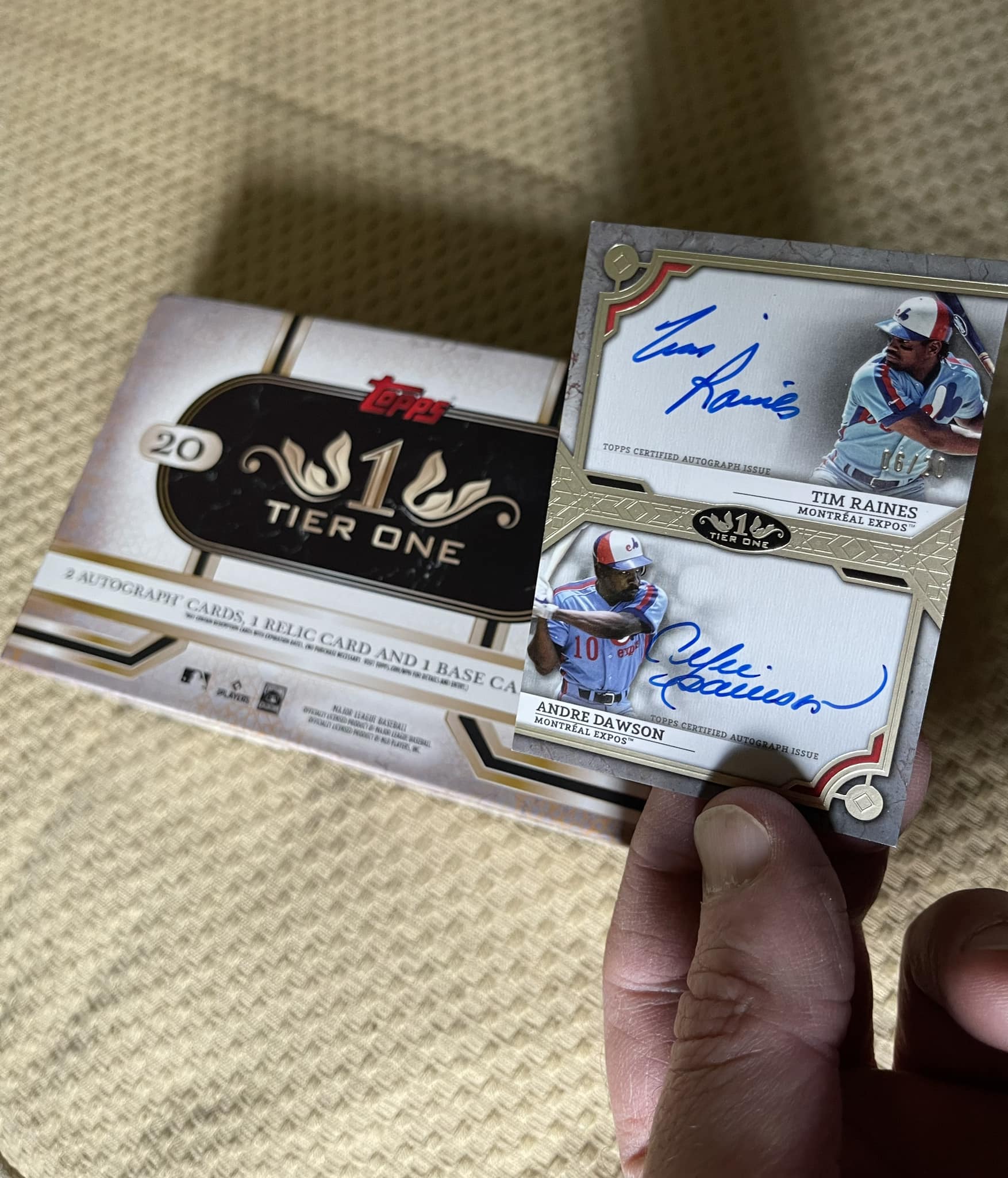 11-year-old pulls rare Andre Dawson autograph superfractor from 