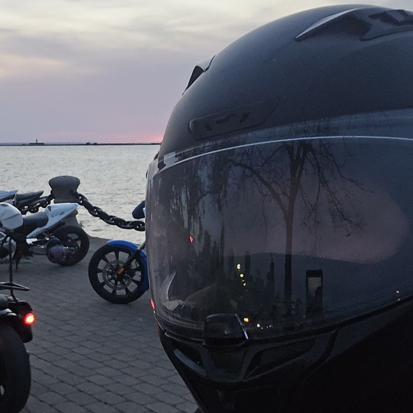 The Yamaha MT-10 features a 998cc CP4 crossplane engine producing up to ...