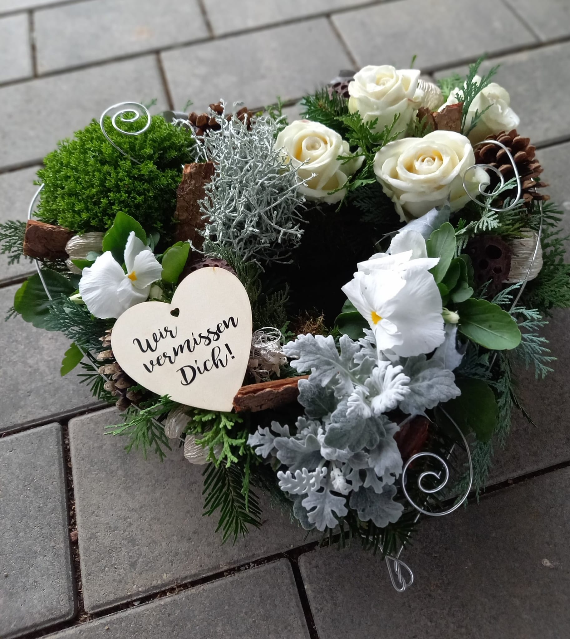 grabschmuck #Grabgestecke #grabfloristik #allerheiligengesteck #allerheiligenfloristik #ingedenken #herz #wirvermissendich #zauberhafteblumenaufbestellung BlütenZauber