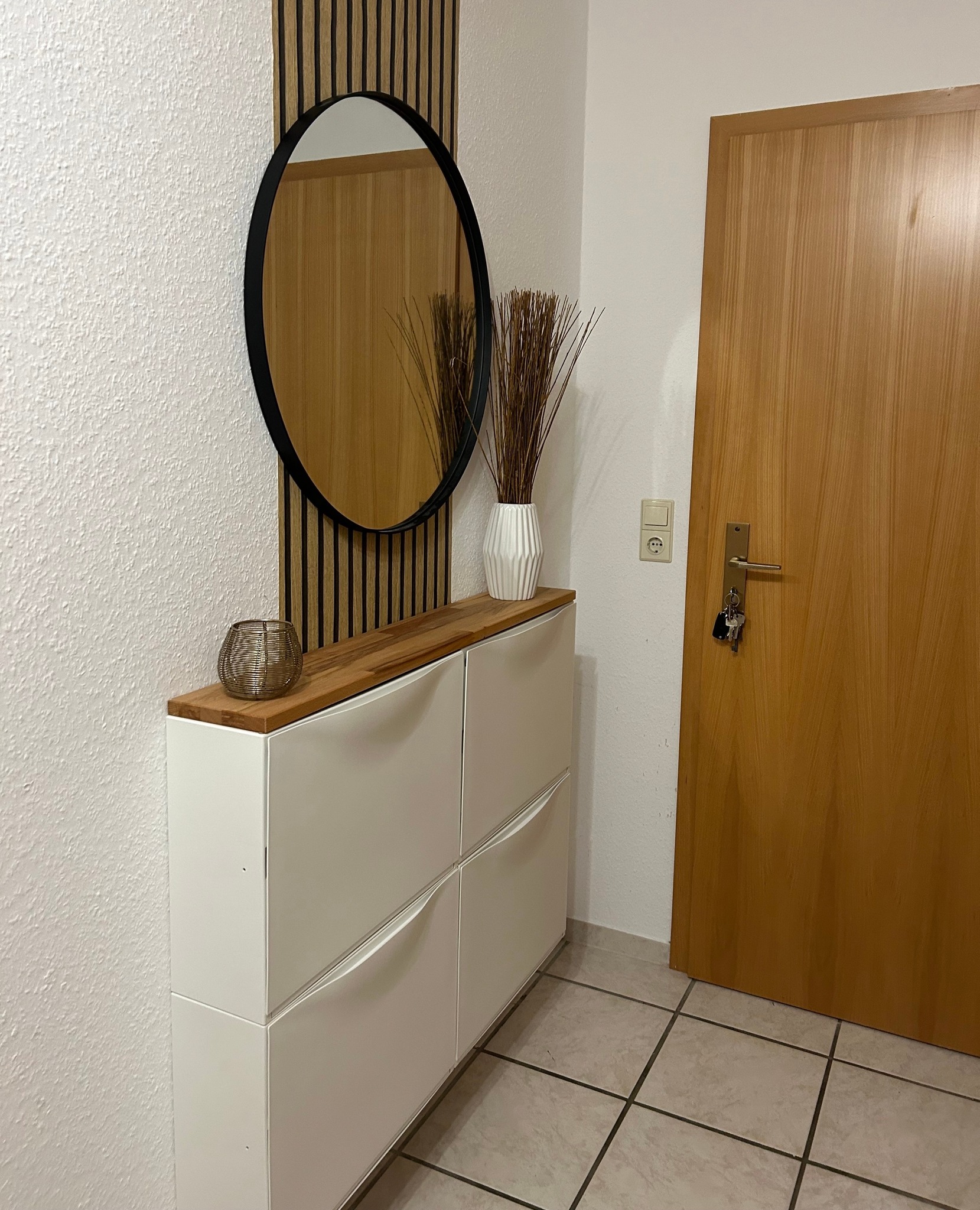 🌿 Holz trifft auf IKEA! Wie wunderschön ist @‌Celinazealouss Garderobe? Überraschung: Das elegante Upgrade ihres IKEA Trones Schuhschranks ist so einfach wie genial – eine passgenaue Holzplatte. 🪚✨ Jetzt dient die ebene