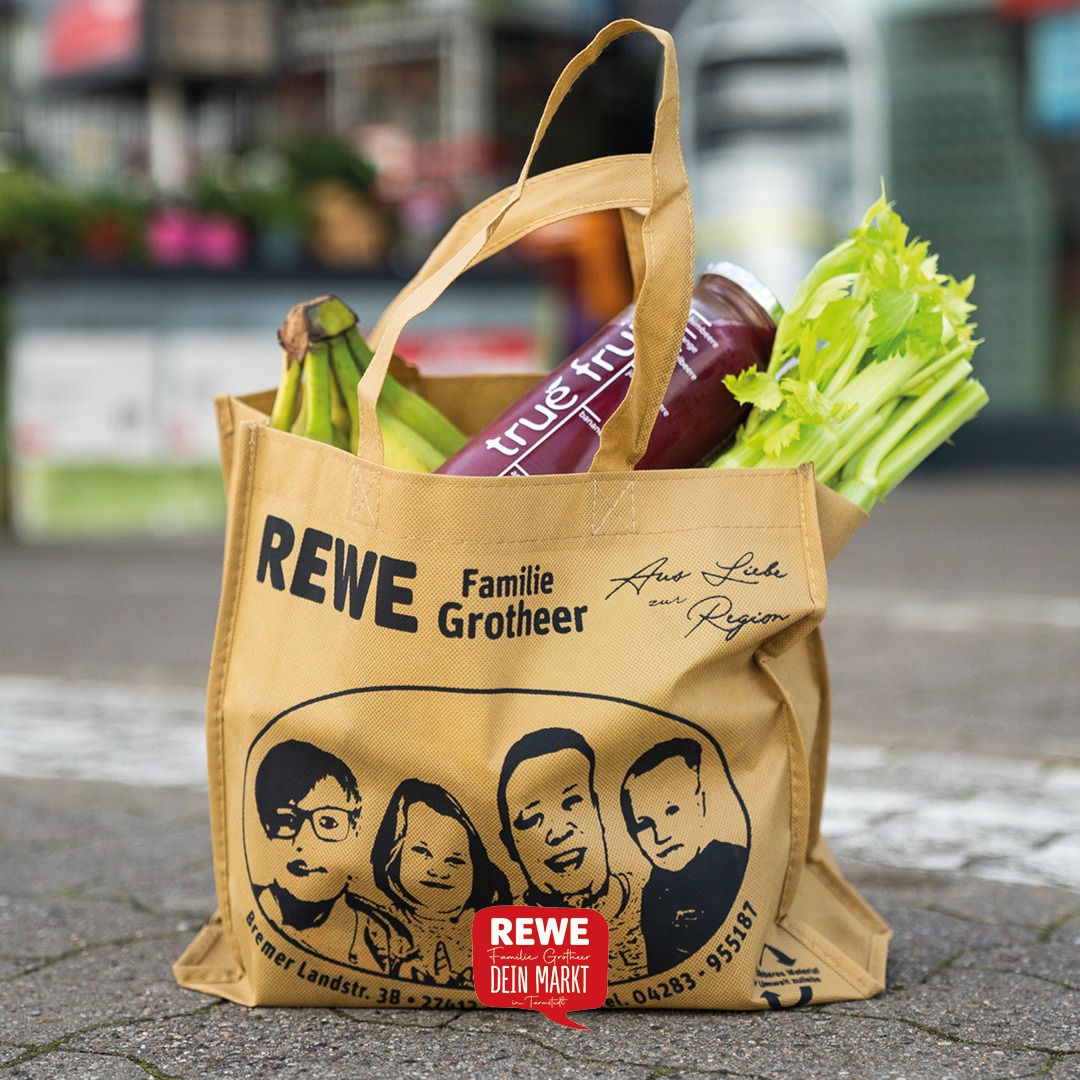 Unsere robuste Einkaufstasche aus recycelten Materialien ist schon fast ein Fan-Artikel! Hol dir die ultimative Tragetasche von und mit deiner Familie Grotheer