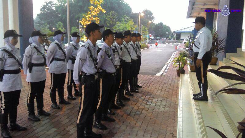 Polis Johor Sjn Fadzeal Sjn Penguatkuasa Trafik Ibu Pejabat Polis Daerah Johor Bahru Utara Sedang Memberikan Taklimat Kepada Petugas Petugas Kawalan Lalulintas Km 12 3 Jalan Jb Air Hitam Menghala Ke Bandar Yang Merupakan Laluan