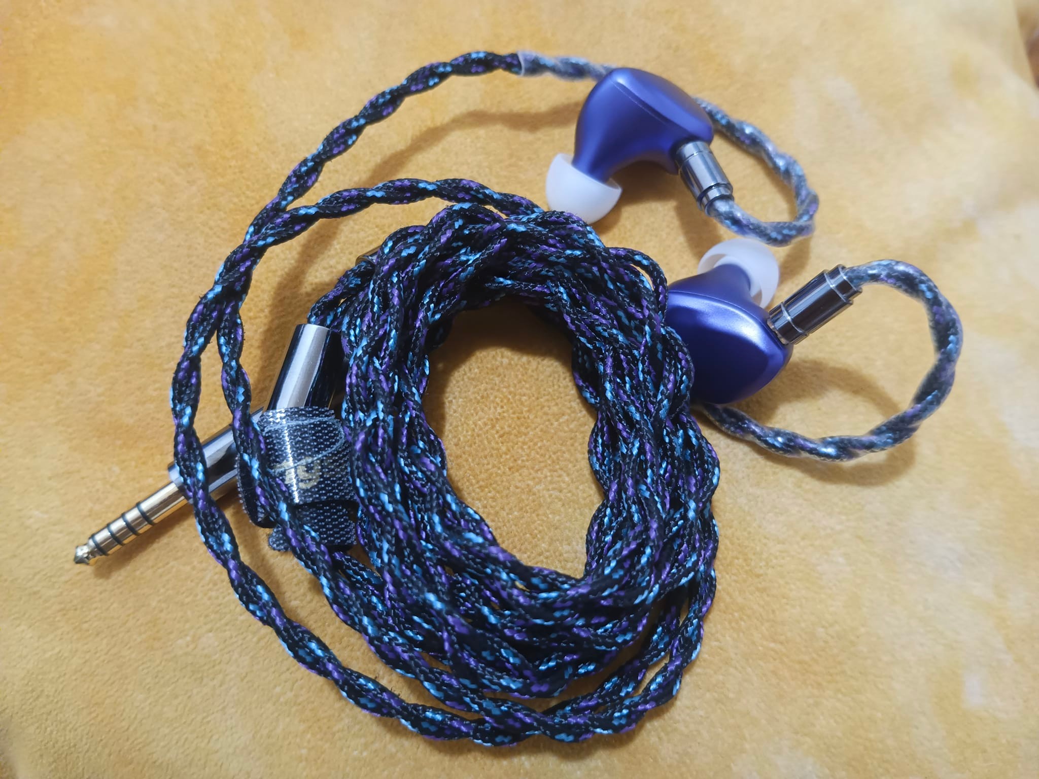 Yongse Alpine Review Pros : +Nicely braided cable +Adds warmth and 