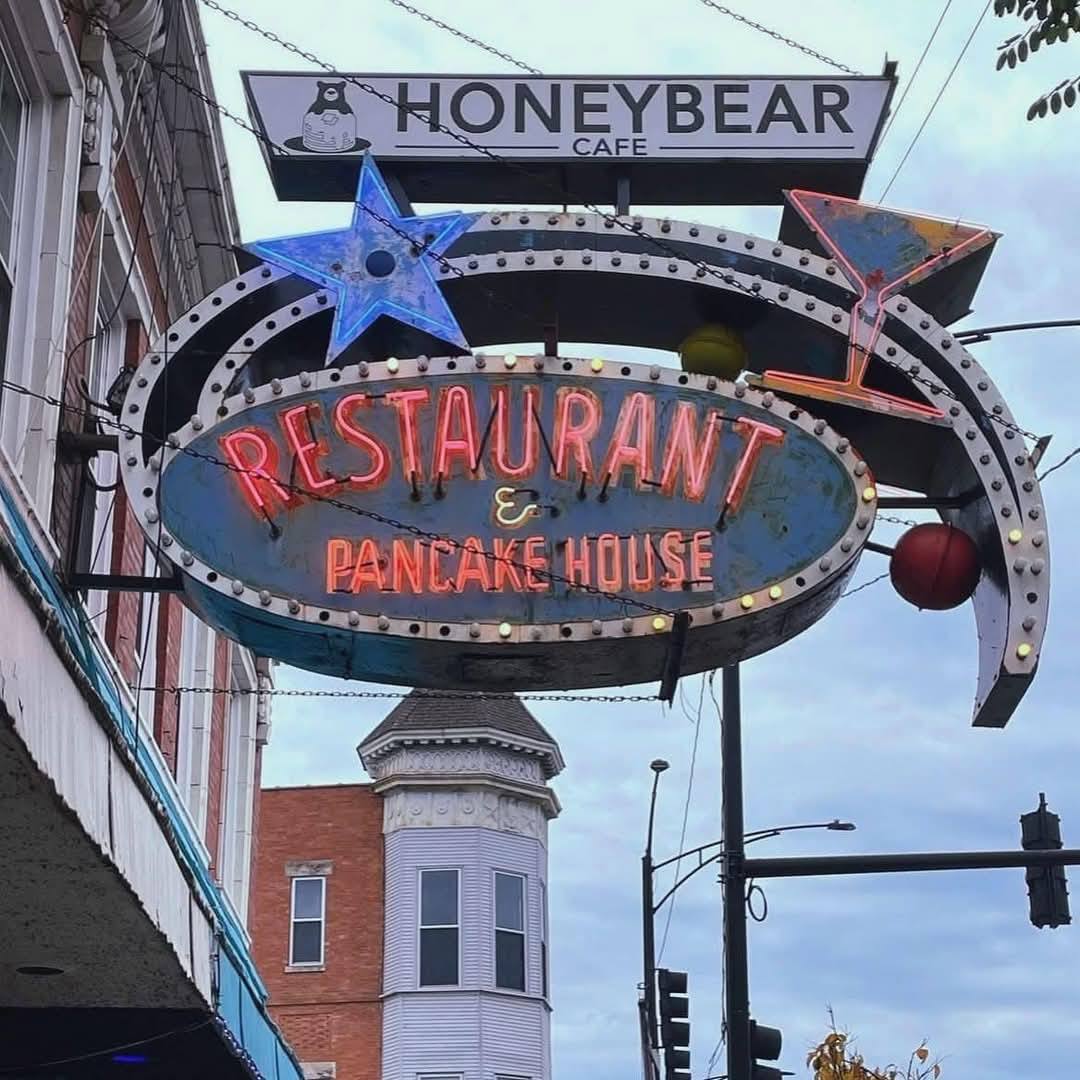 Let's go to Honeybear Cafe! 🍯🧸🍳 📍 7036 N. Clark St., Chicago, IL