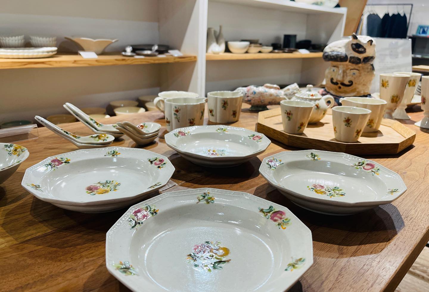 横山 秀樹さんのお皿、花器などが入荷いたしました。 今回は、陶芸家の