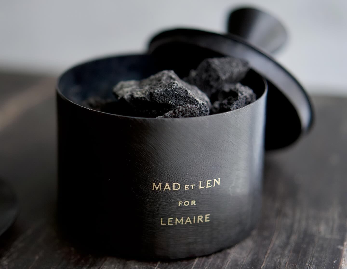 COLLABORATION x LEMAIRE - 手工鑄造的黑鐵罐身搭配倒圓錐形圖騰上蓋佐