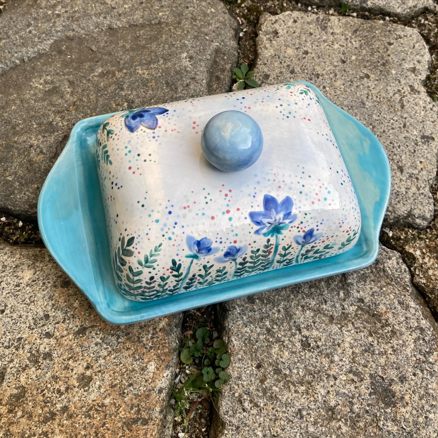 Bringe Farbe in Deinen Kühlschrank und bemale eine Butterdose. Den Griff der Dose kannst Du bei uns selbst wählen: klassisch rund oder tierisch wild, als kleine Raupe oder Frosch. Schau mal im